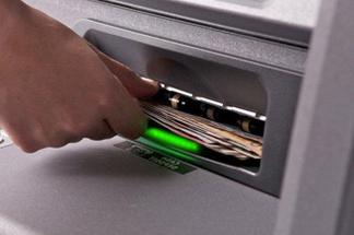 cómo poner dinero en una tarjeta de banco de ahorros a través de un cajero automático