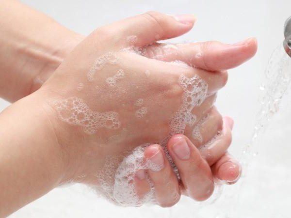 cómo lavarse las manos de una nuez